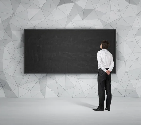 Affärsmannen ser att blackboard — Stockfoto