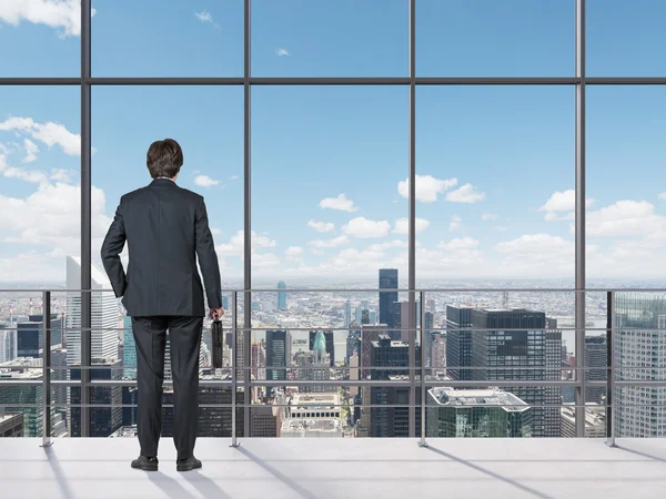 Businessman looking to city — Stock Photo, Image