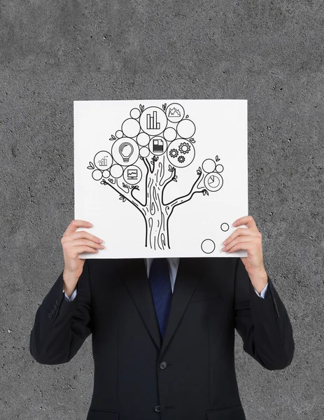 Бизнесмен держит плакат с денежным деревом — стоковое фото