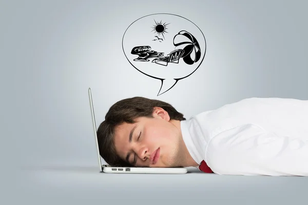 Man sover på den bärbara datorn och drömmer om semester — Stockfoto