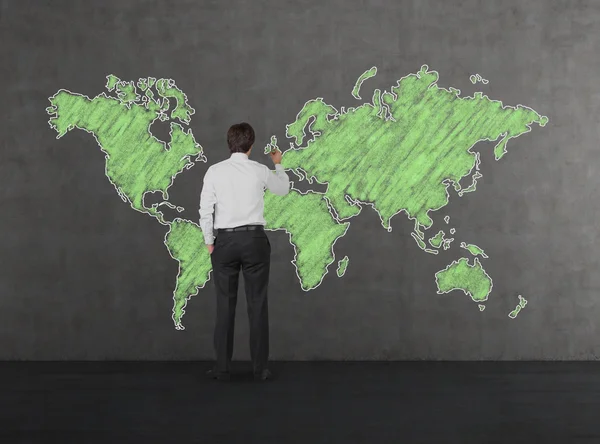 Muž výkresu zelený svět mapa — Stock fotografie