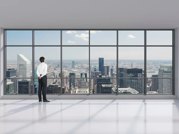 Homme d'affaires debout dans un bureau moderne — Photo