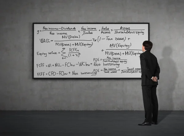 Hombre de negocios que buscan fórmulas matemáticas —  Fotos de Stock