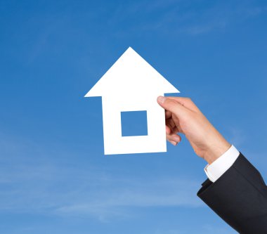 el kağıt ev tutarak