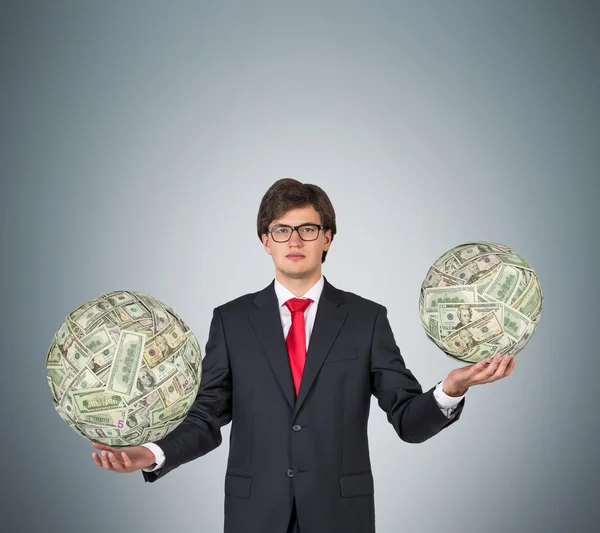 Geschäftsmann mit Dollar-Ball — Stockfoto