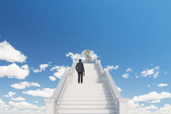 Empresário em pé nas escadas — Fotografia de Stock