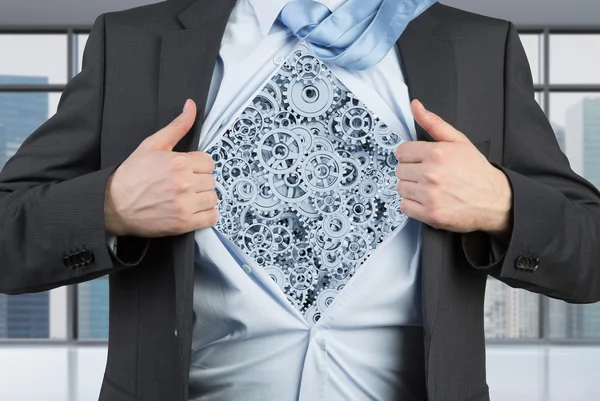 Geschäftsmann zerreißt sein Hemd mit grauen Zahnrädern — Stockfoto