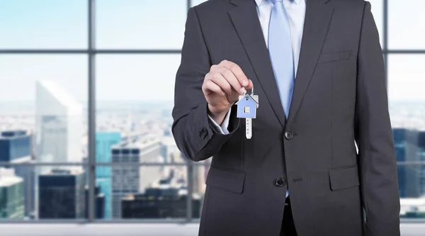 Podnikatel je drží klíč — Stock fotografie