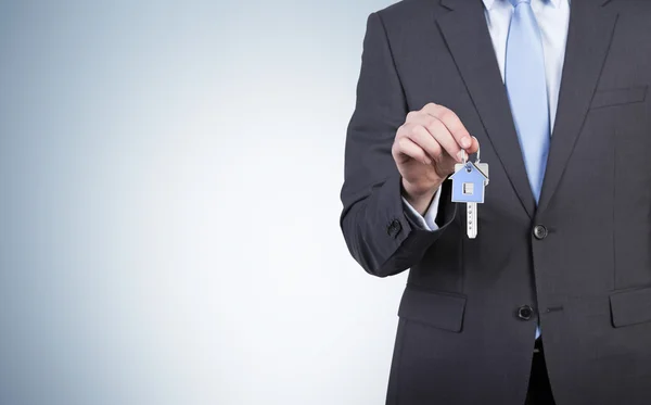 Empresário segurando chave — Fotografia de Stock