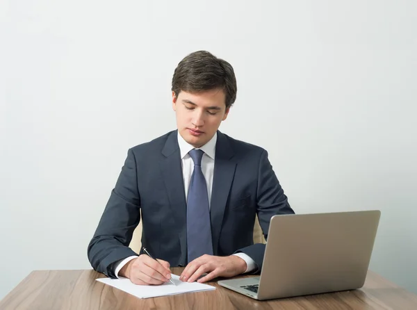 Businessman signs document — Stock Photo, Image