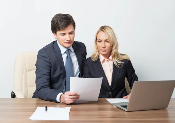 Zwei Geschäftspartner arbeiten zusammen — Stockfoto