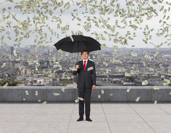 Homme d'affaires avec parapluie et baisse du dollar — Photo