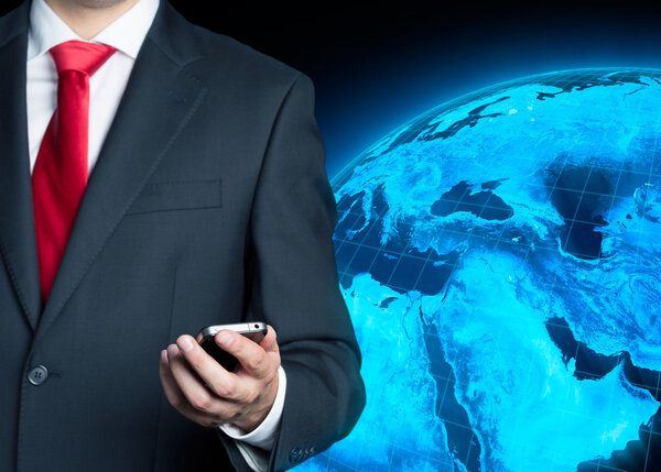 Бизнесмен с мобильным телефоном
