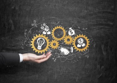 Altın dişli tutan el