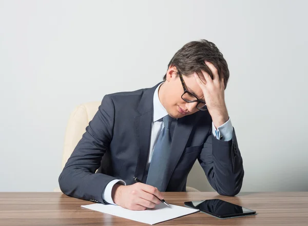 Hombre de negocios tratando de resolver el problema — Foto de Stock