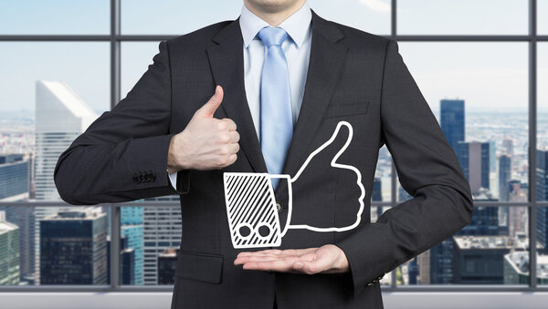 человек, показывающий как