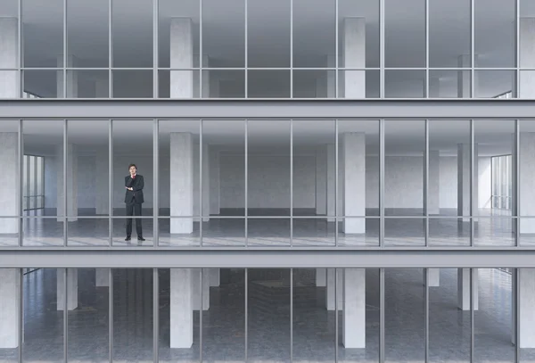 Бізнесмен стоїть в будівлі — стокове фото