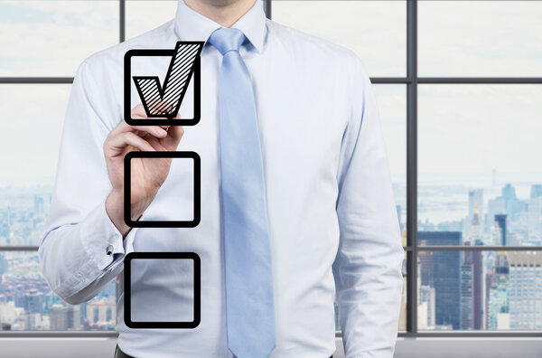 бизнесмен рисует галочку
