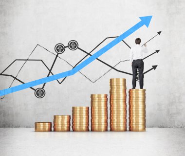 sikkeler üzerinde duran adam