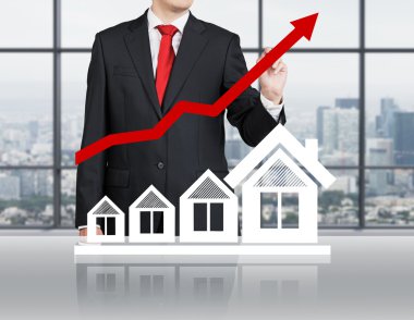 Ofiste duran bir iş adamı.