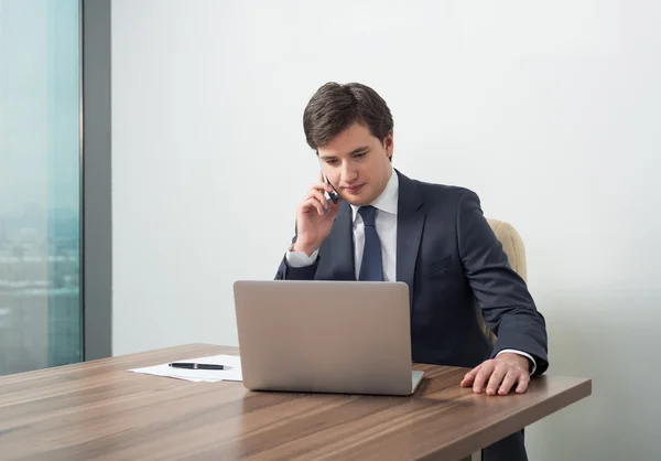 Joven hombre de negocios — Foto de Stock