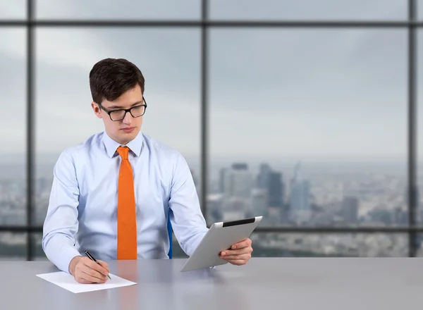 Geschäftsmann mit Tablet — Stockfoto