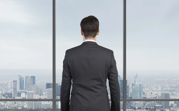 Επιχειρηματίας ψάχνει σε ουρανοξύστης — Φωτογραφία Αρχείου