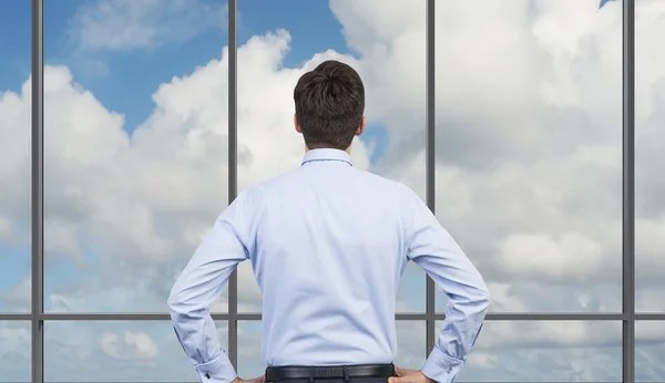 Uomo d'affari guardando al cielo — Foto Stock