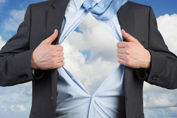 El hombre de negocios abre su camisa. — Foto de Stock