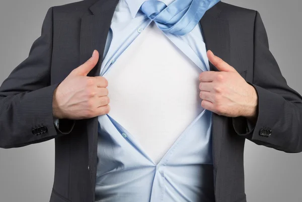 El hombre de negocios abre su camisa. — Foto de Stock