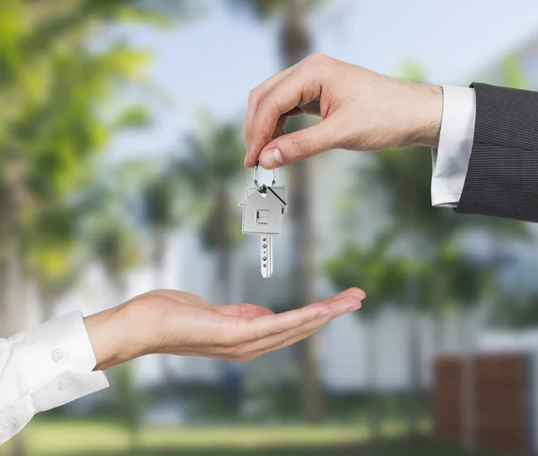 Broker handing a key — Stock Photo, Image