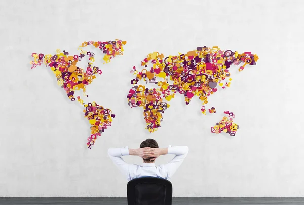 Hombre de negocios mirando al mapa del mundo —  Fotos de Stock