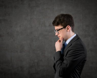 genç işadamı düşünme