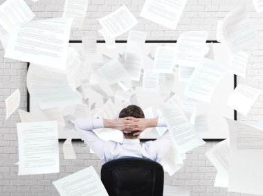 Ofiste oturan iş adamı