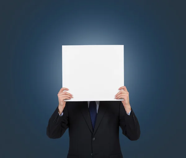 Empresário segurando cartaz em branco — Fotografia de Stock