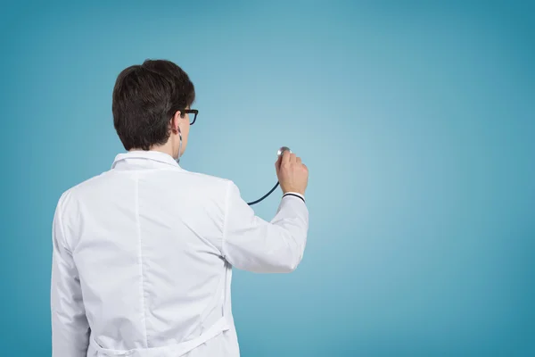 Médico com estetoscópio — Fotografia de Stock