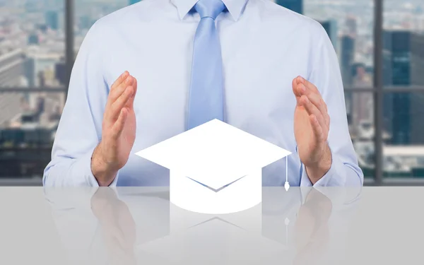 Estudante segurando chapéu — Fotografia de Stock