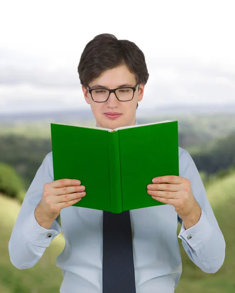 Mann mit grünem Buch — Stockfoto