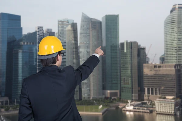 Uomo che punta al grattacielo — Foto Stock