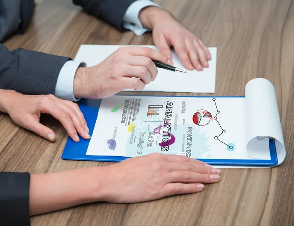 Businesspeople analyzes charts — Stock Photo, Image