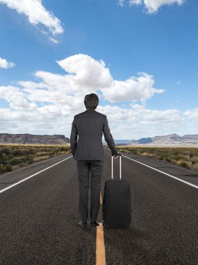 yolda duran işadamı