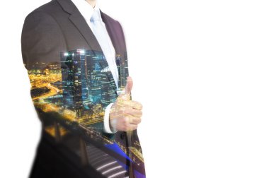 Adam baş parmağını gösteriyor.