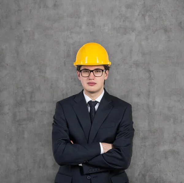 Biznesmen w żółtym kapeluszu twardy — Zdjęcie stockowe