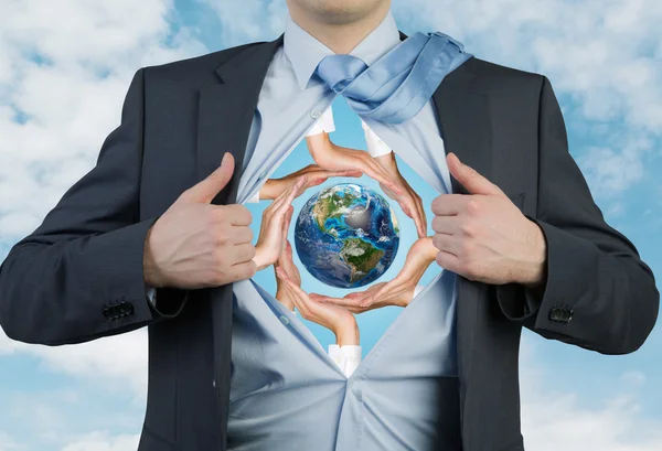 El hombre de negocios abre su camisa. — Foto de Stock