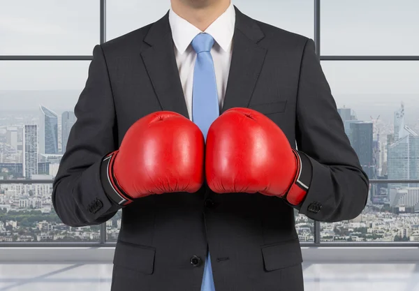 Hombre en guantes de boxeo —  Fotos de Stock