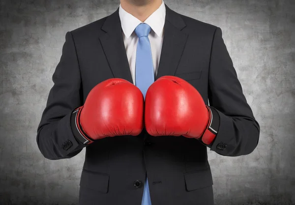 Uomo in guantoni da boxe — Foto Stock