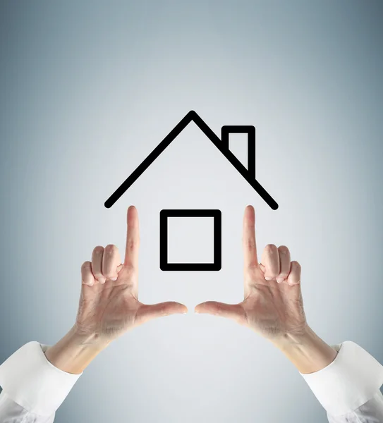 Mãos segurando casa — Fotografia de Stock