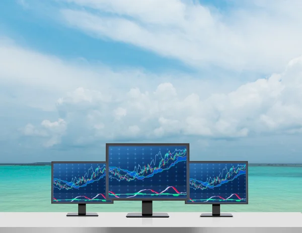 Três monitor com gráfico — Fotografia de Stock