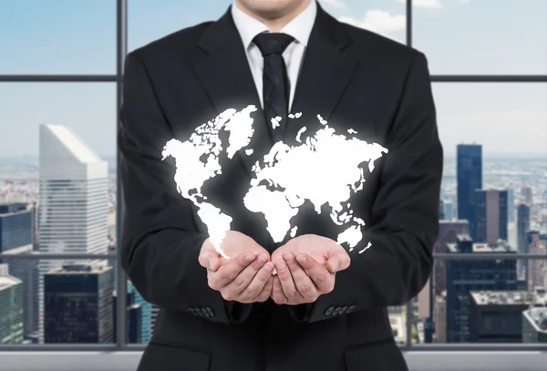 Podnikatel drží mapa světa — Stock fotografie
