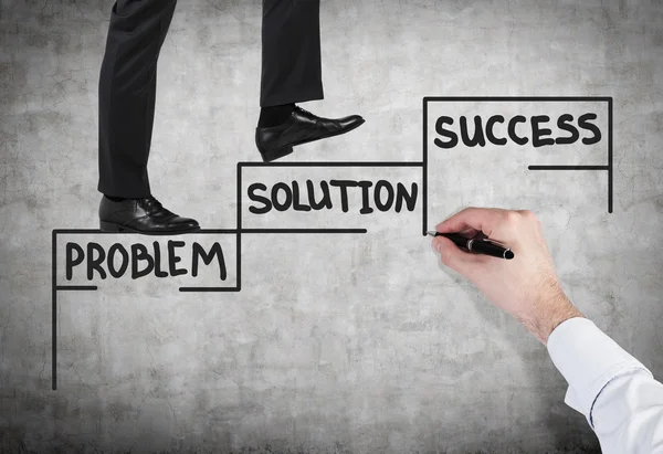 İş adamı merdivenlerde yürüyor